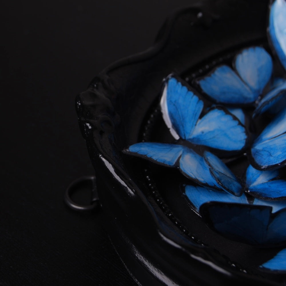 dettaglio di un quadretto con farfalle blu