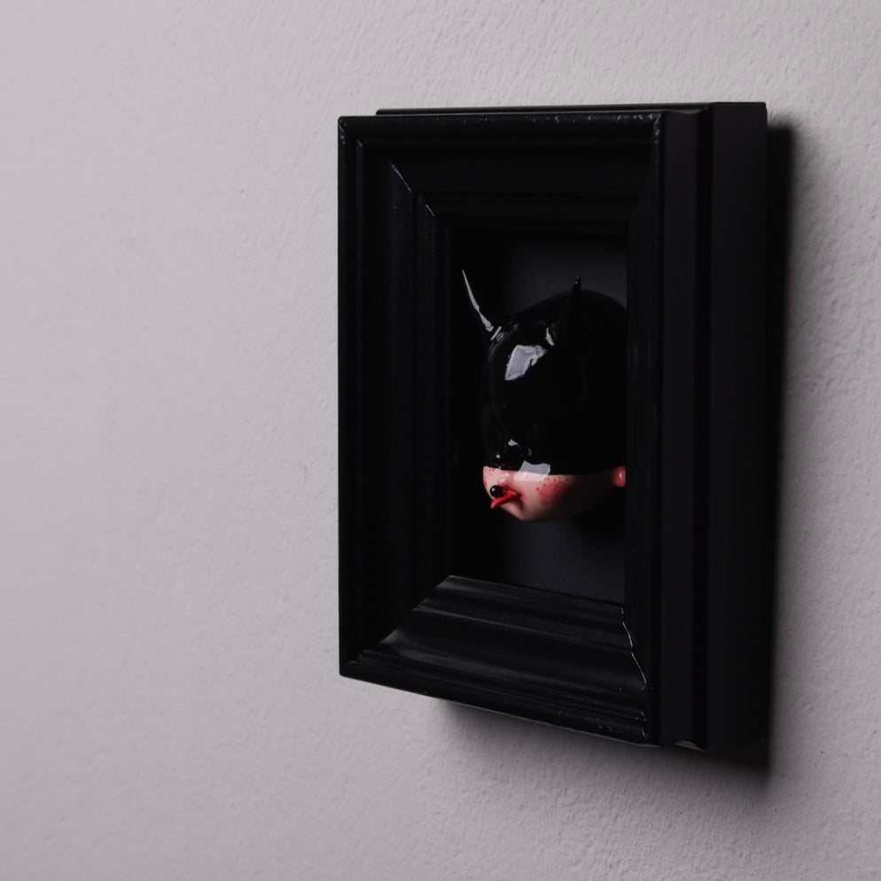 quadretto nero con testa di bambola con maschera nera e corna vista 3/4