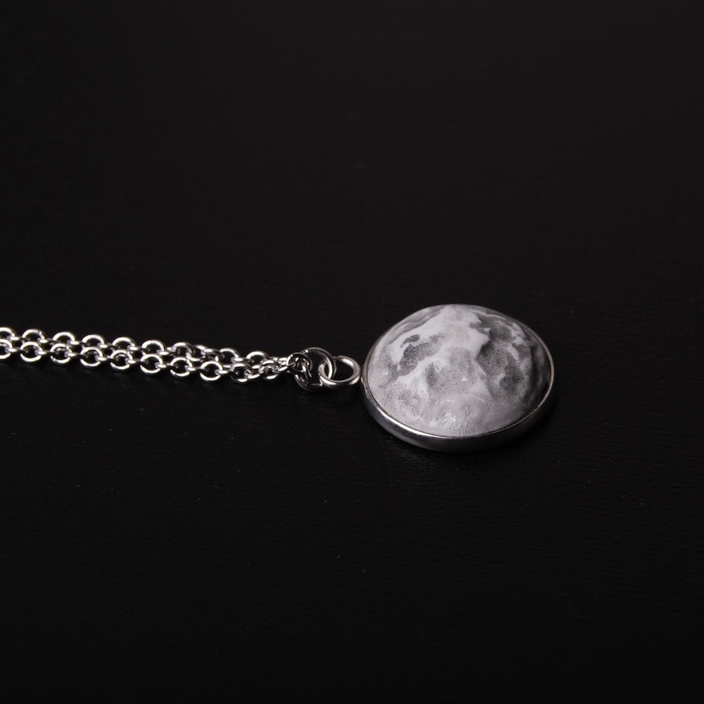 collana con pendente cabochon con luna piena vista laterale