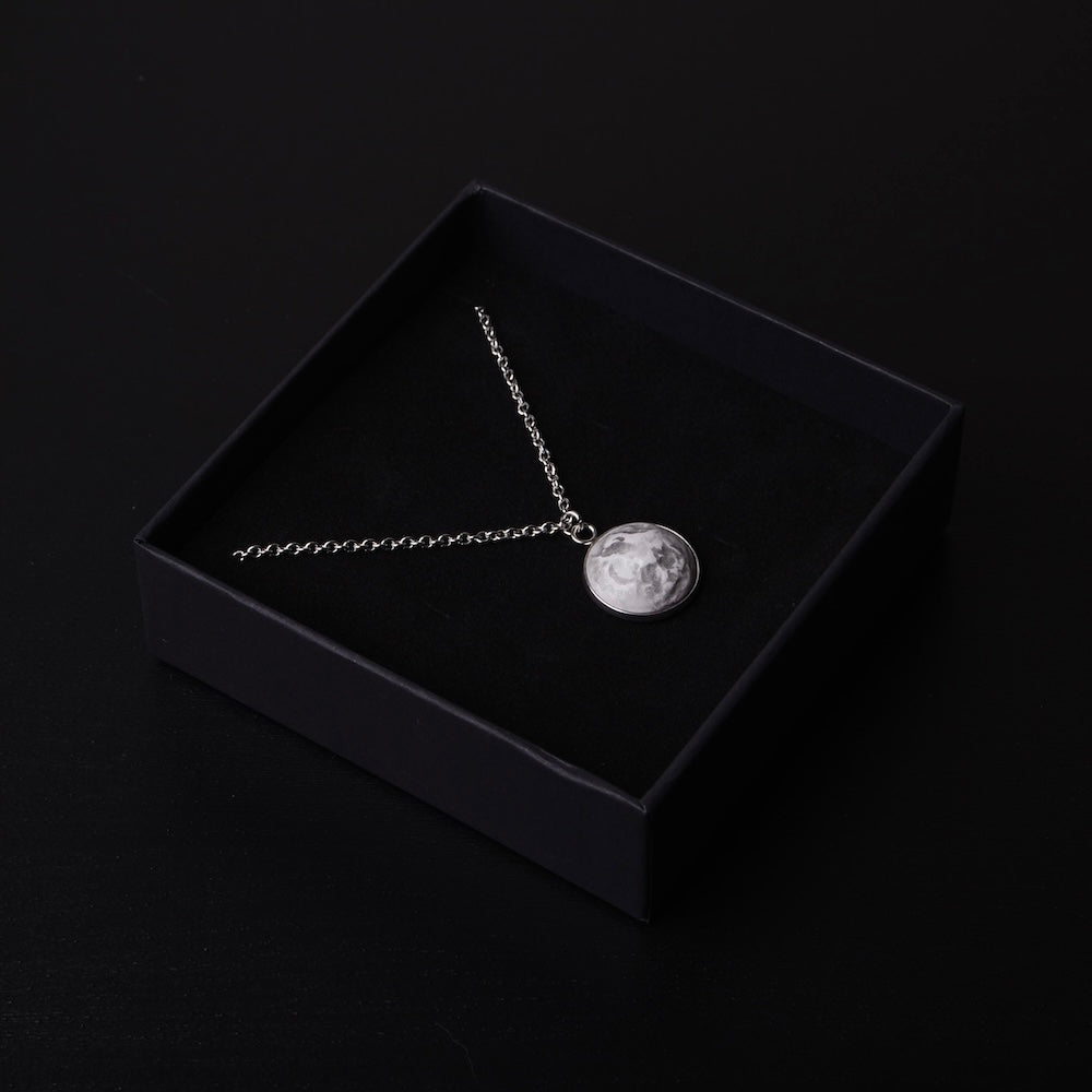 collana con pendente cabochon con luna piena dentro ad una scatolina nera