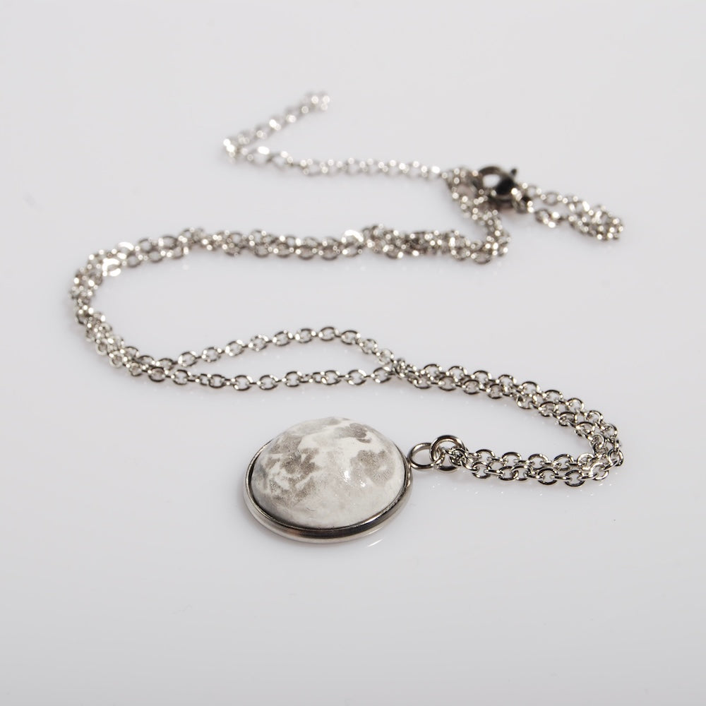 collana con pendente cabochon con luna piena