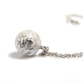 collana catena sottile con pendente luna piena, vista laterale