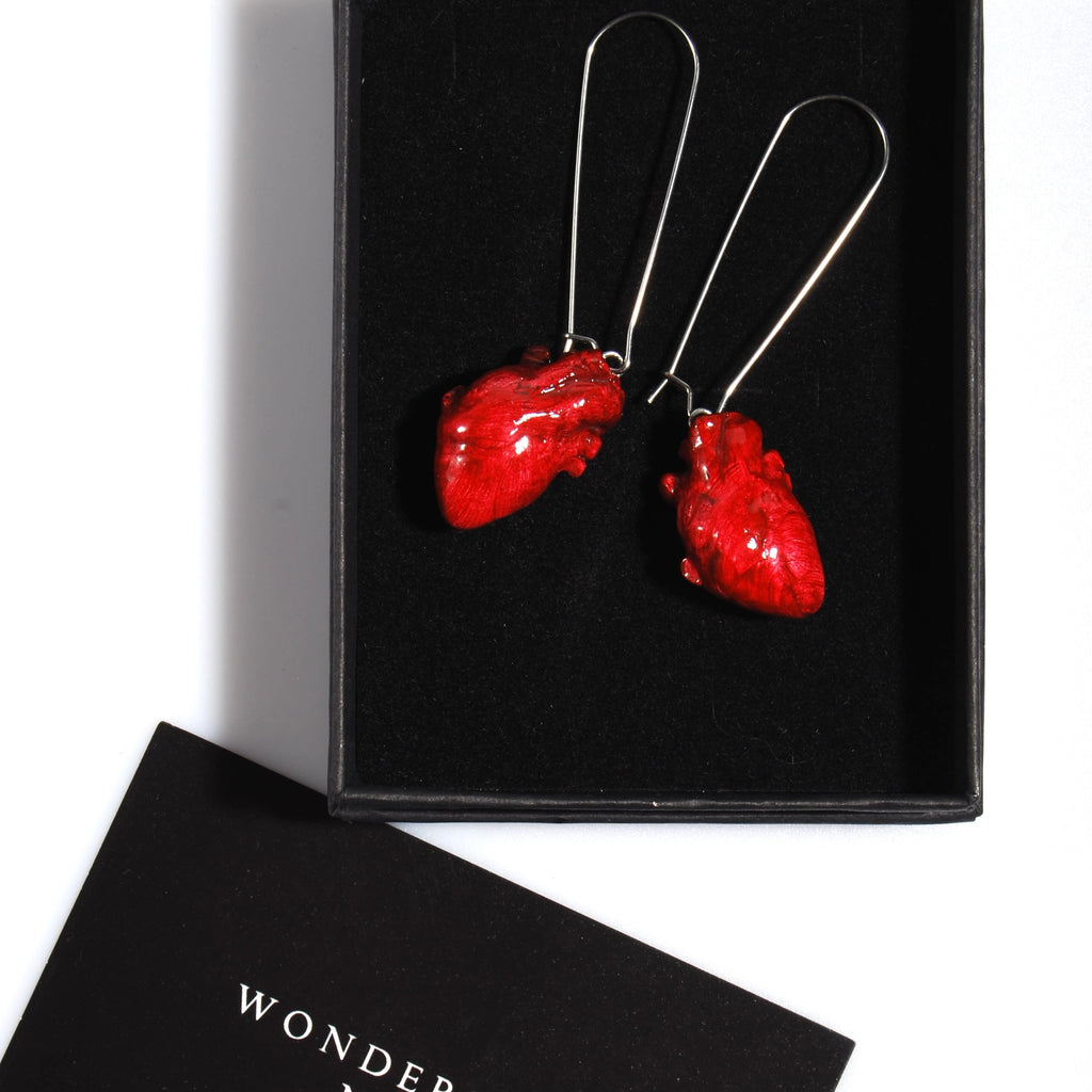 Orecchini cuore anatomico rosso con monachelle in acciaio dentro scatola nera