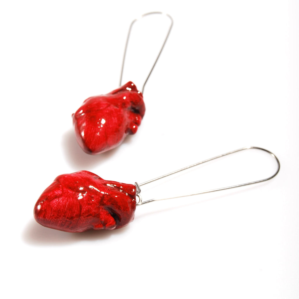 Dettaglio orecchino cuore anatomico rosso con monachelle lunghe acciaio