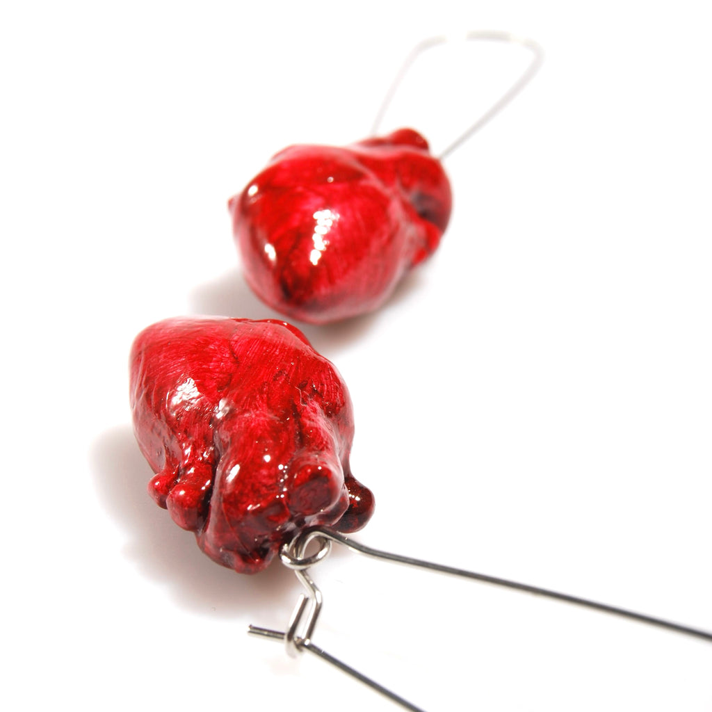Orecchini cuore anatomico rosso con monachelle lunghe acciaio, dettaglio del gancio