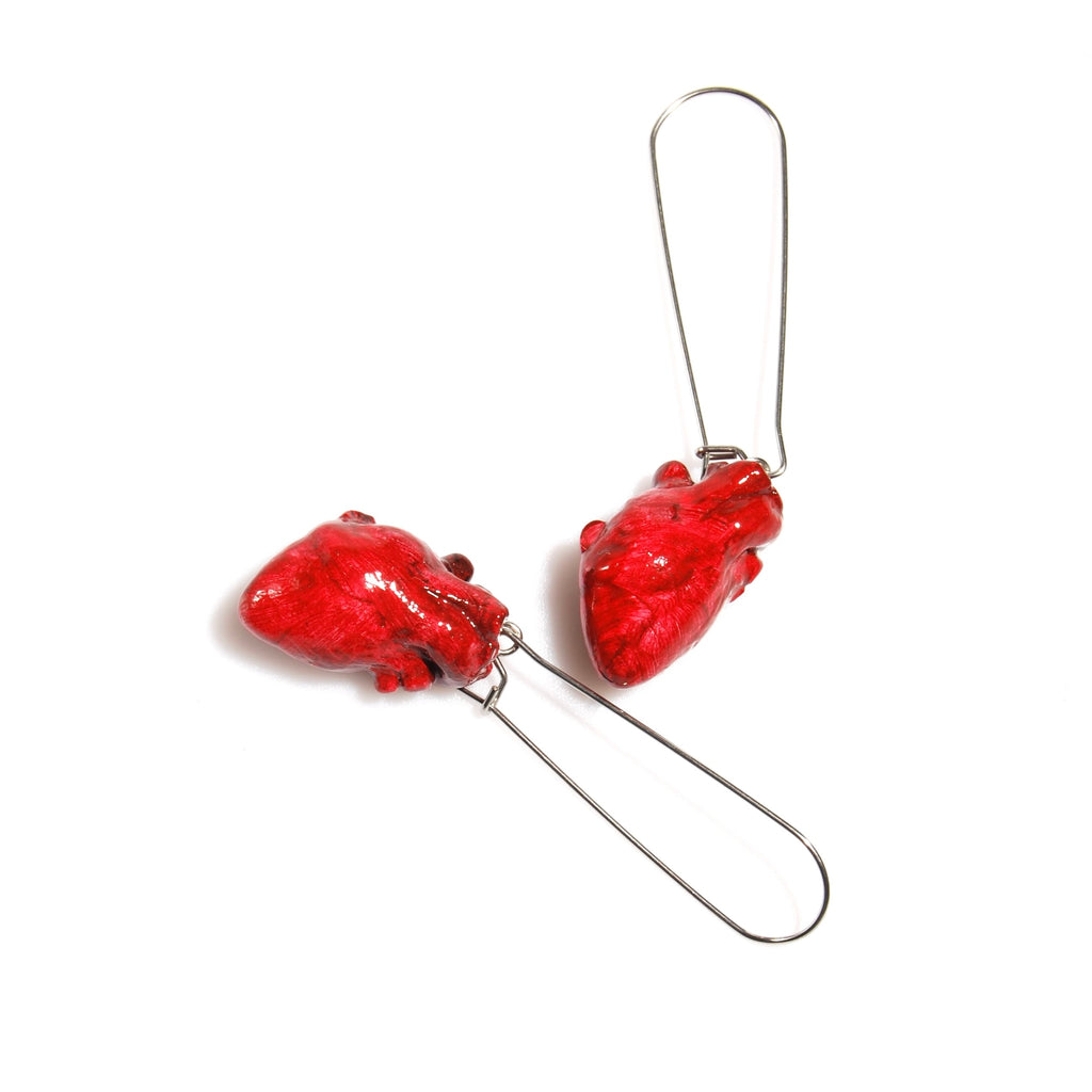 Orecchini cuore anatomico con monachelle lunghe acciaio visuale dall'alto