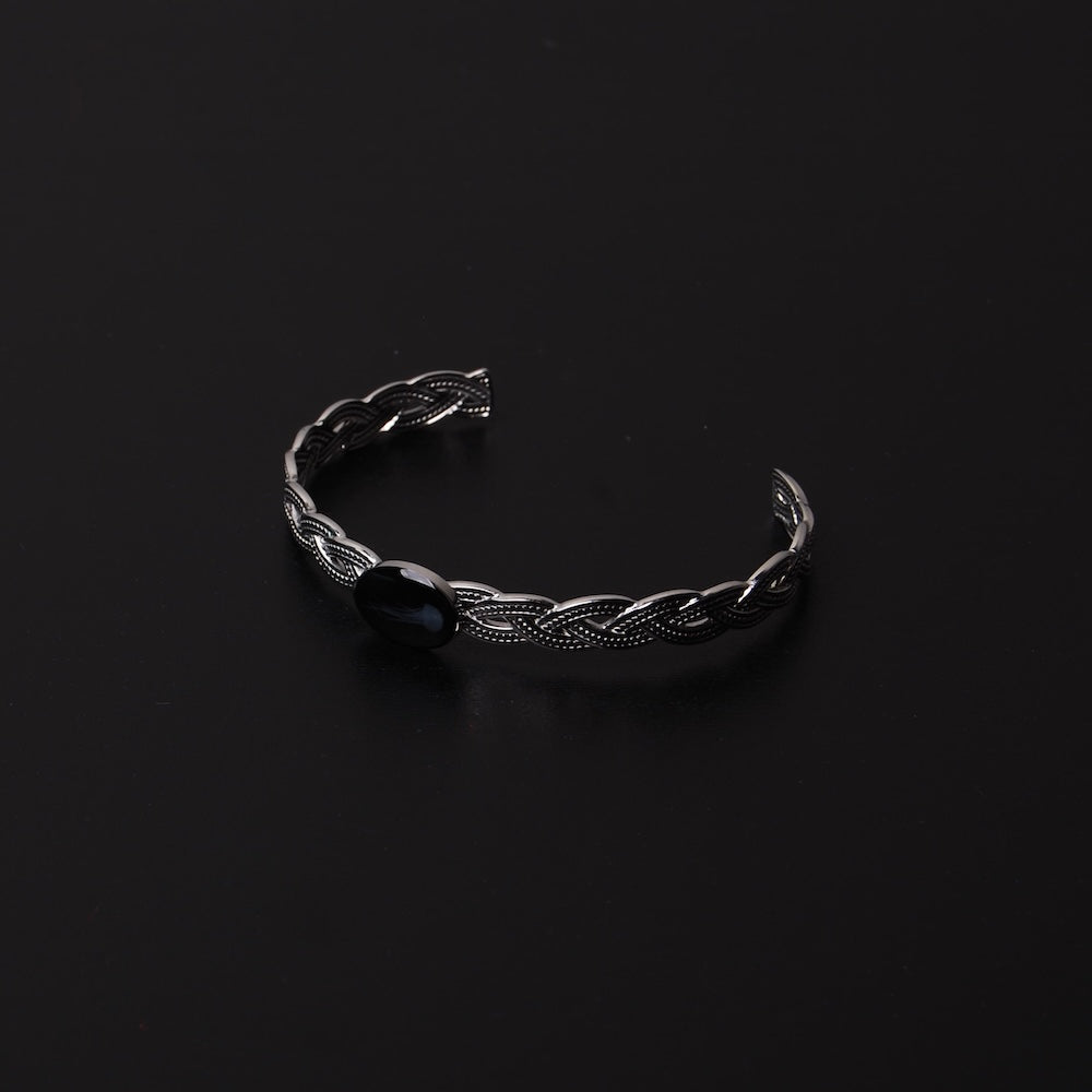 bracciale rigido con cameo centrale con micro medusa inglobata sotto resina, vista 3/4