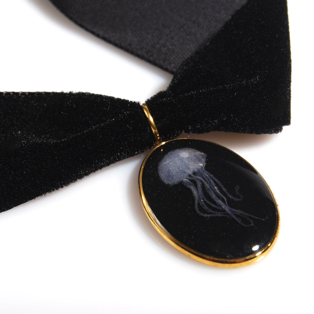 choker in velluto nero con pendente ovale con micro medusa
