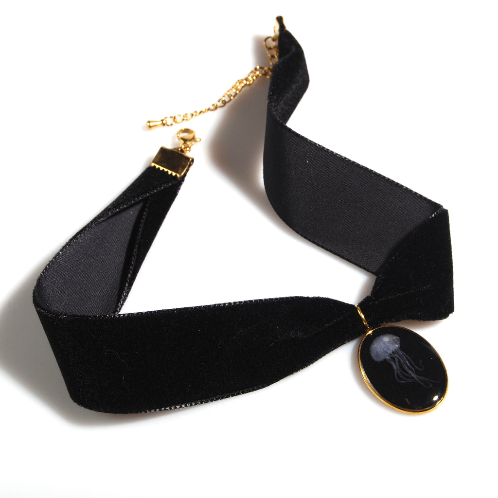 choker in velluto nero con pendente ovale con micro medusa visto dall'alto