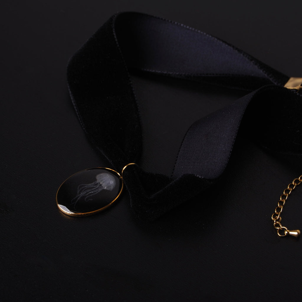 choker in velluto nero con pendente ovale con micro medusa, vista 3/4 dall'alto