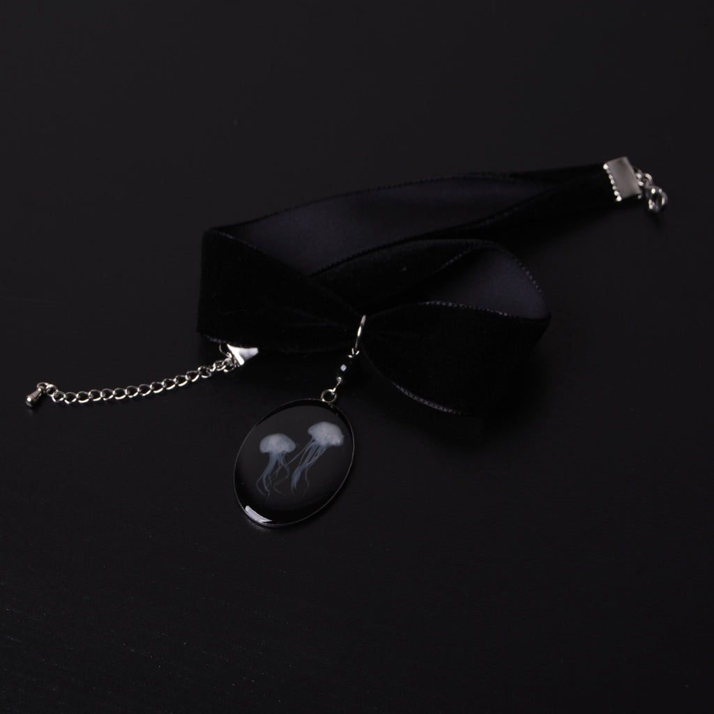 choker in velluto nero con pendente ovale con meduse e perla di ossidiana nera vista dall'alto 3/4