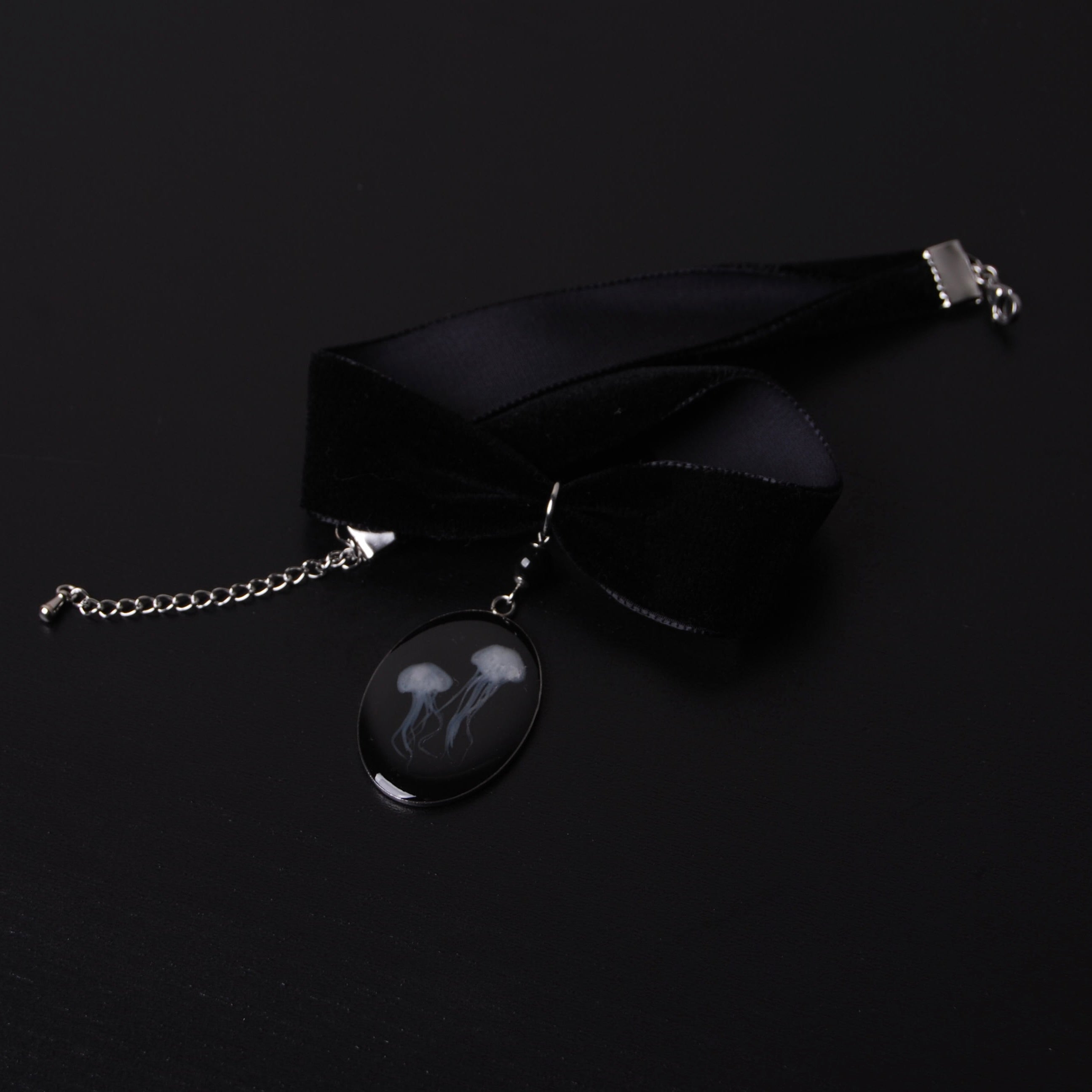 choker in velluto nero con pendente ovale con meduse e perla di ossidiana nera vista dall'alto 3/4