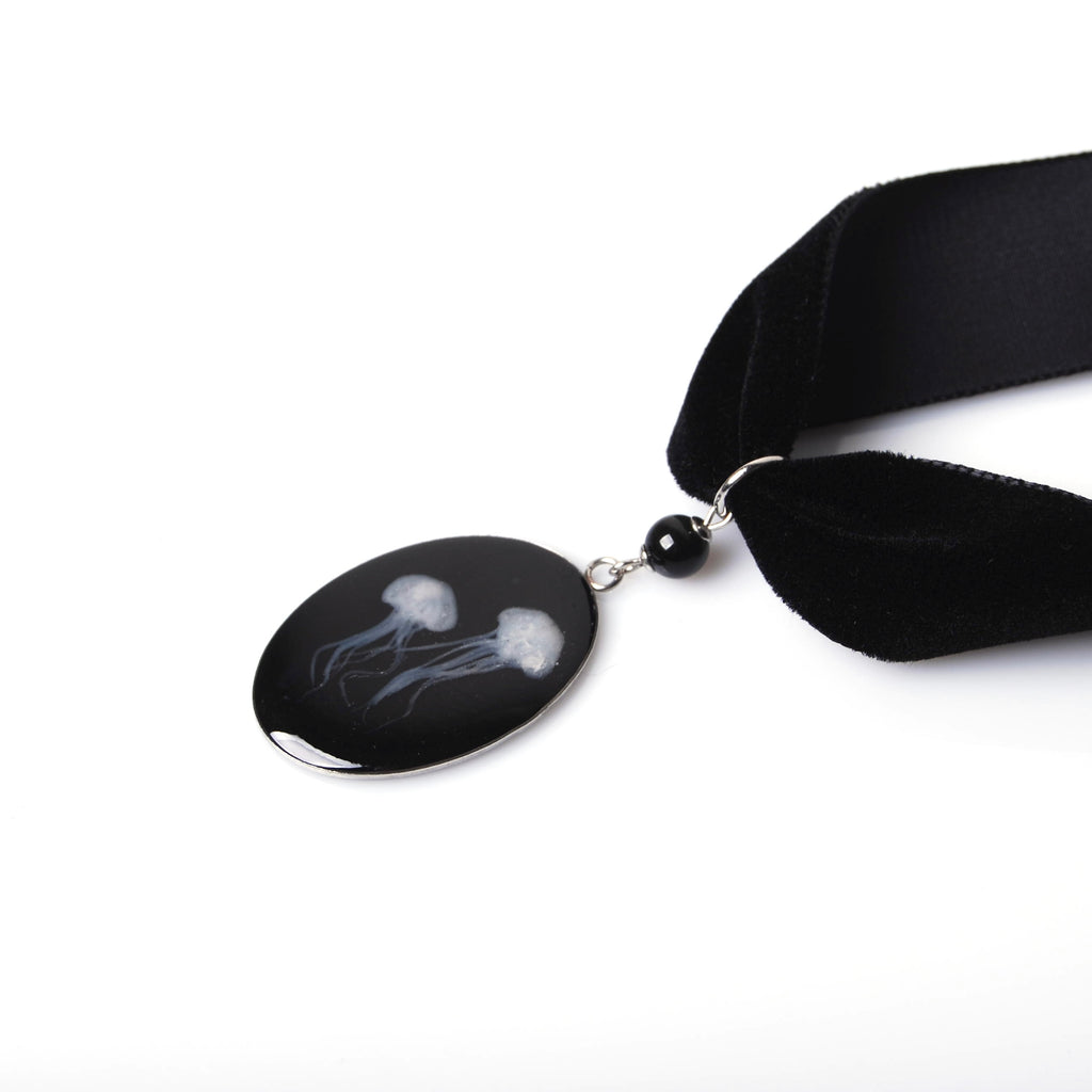 choker in velluto nero con pendente ovale con meduse e perla di ossidiana nera vista laterale