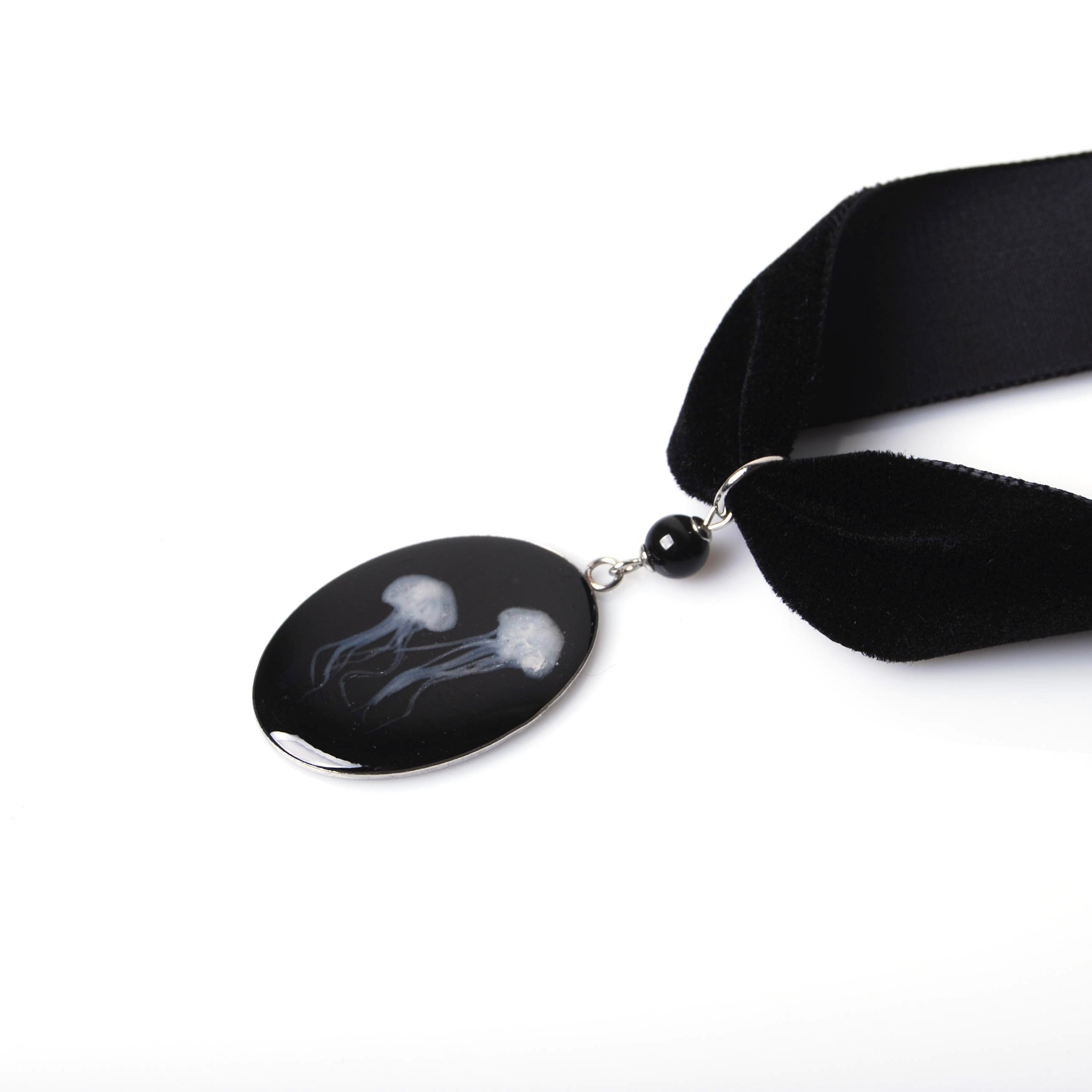 choker in velluto nero con pendente ovale con meduse e perla di ossidiana nera vista laterale