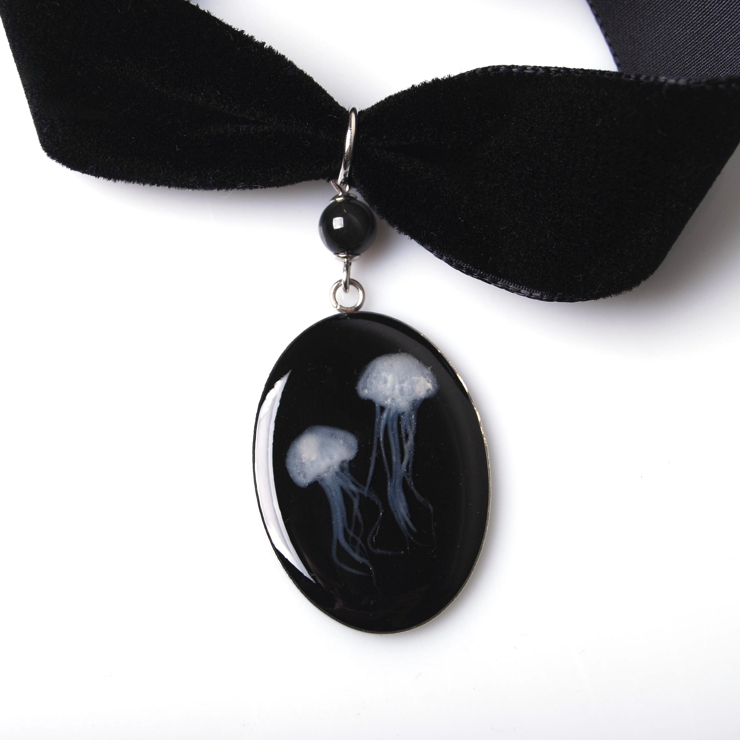 choker in velluto nero con pendente ovale con meduse e perla di ossidiana nera visto dall'alto