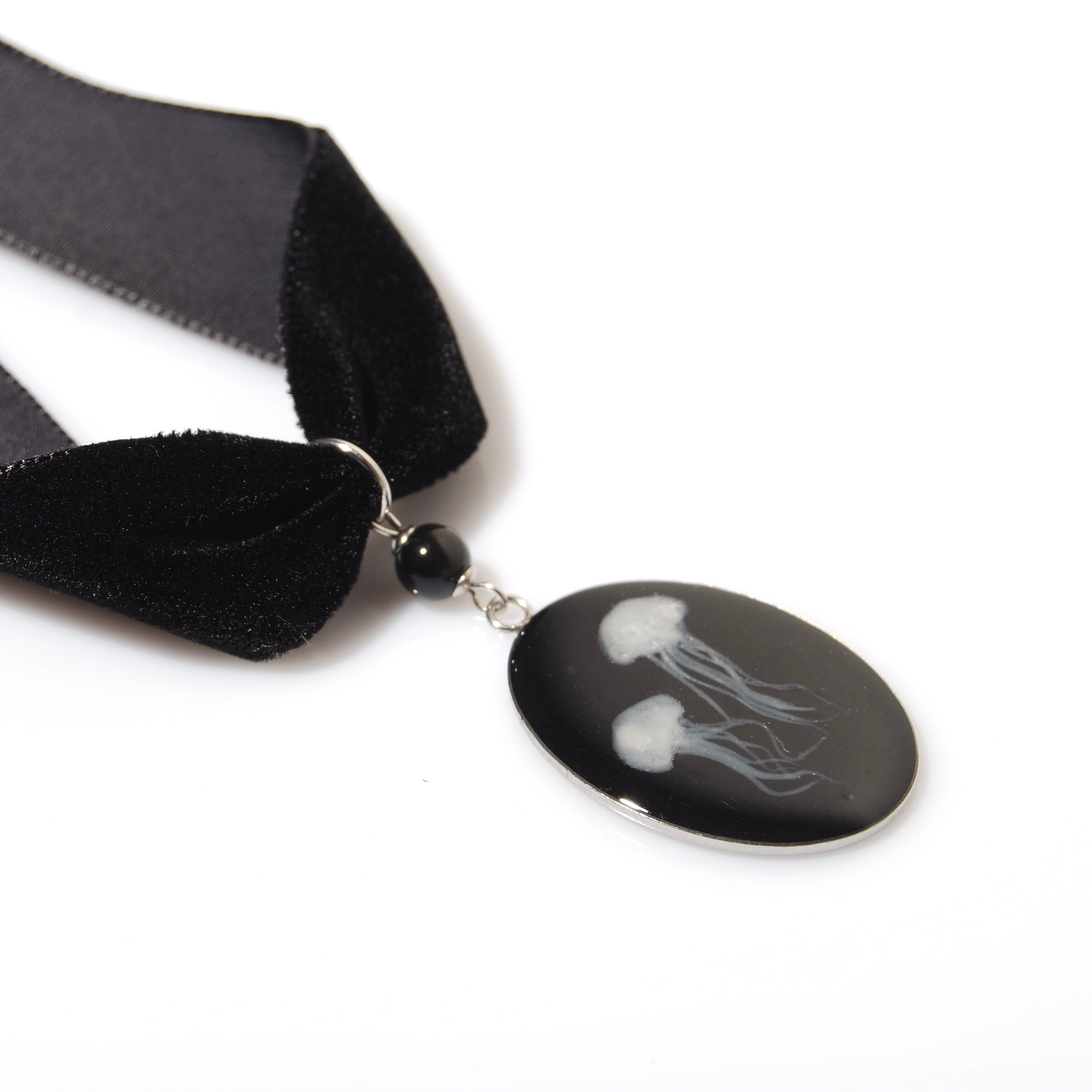 choker in velluto nero con pendente ovale con meduse e perla di ossidiana nera