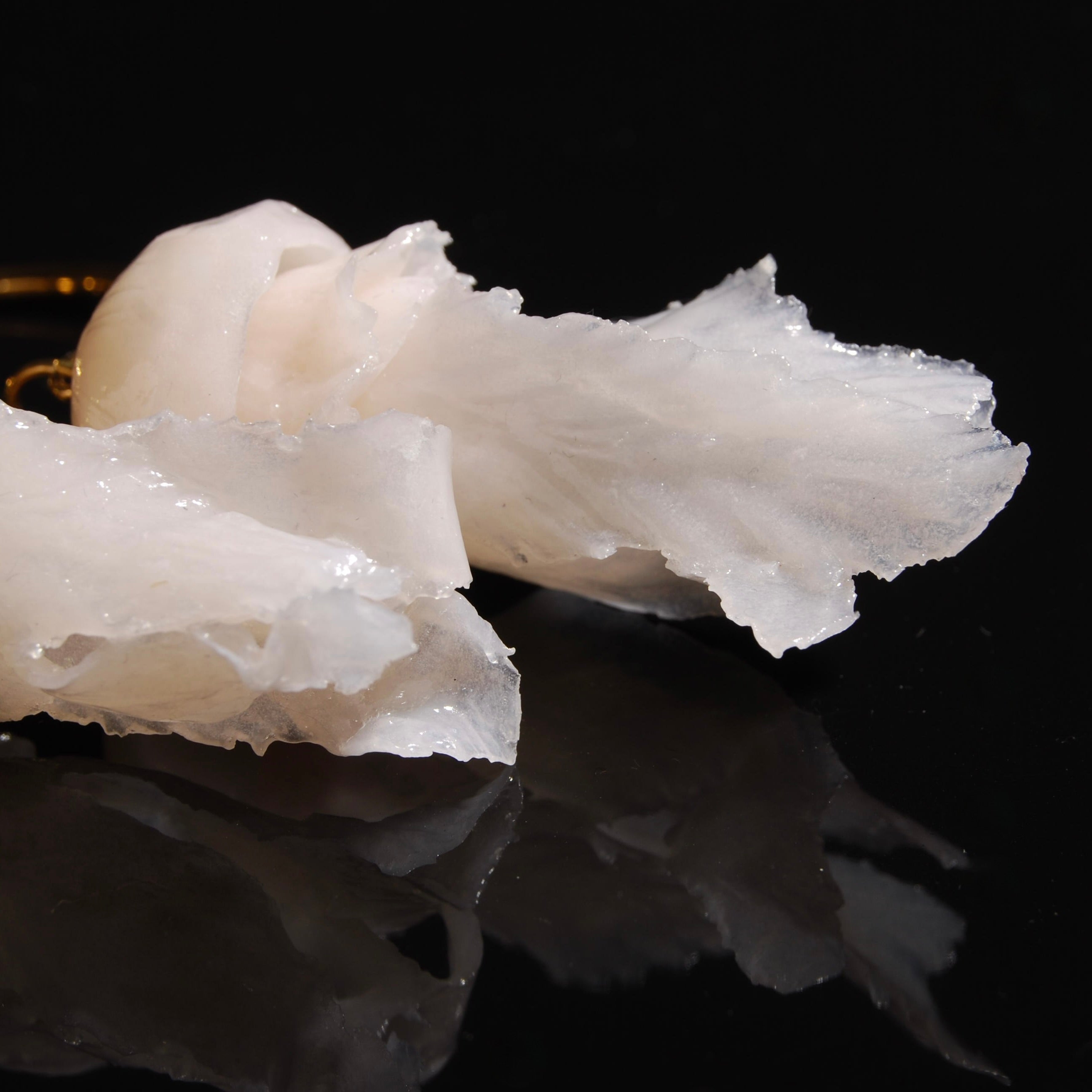 orecchini a cerchio grande con pendente medusa marina, dettaglio tentacoli