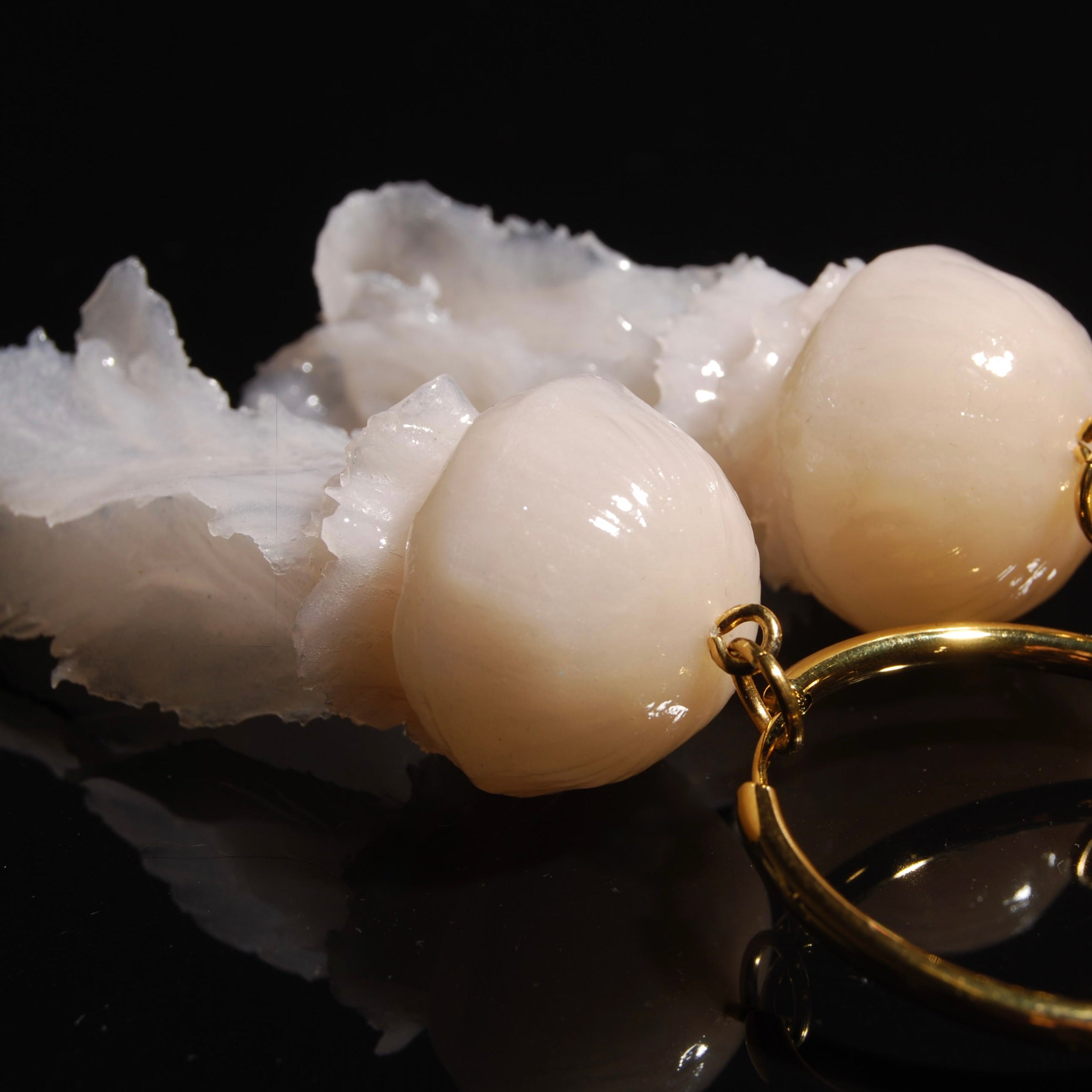 orecchini a cerchio grande con pendente medusa marina, dettaglio della testa