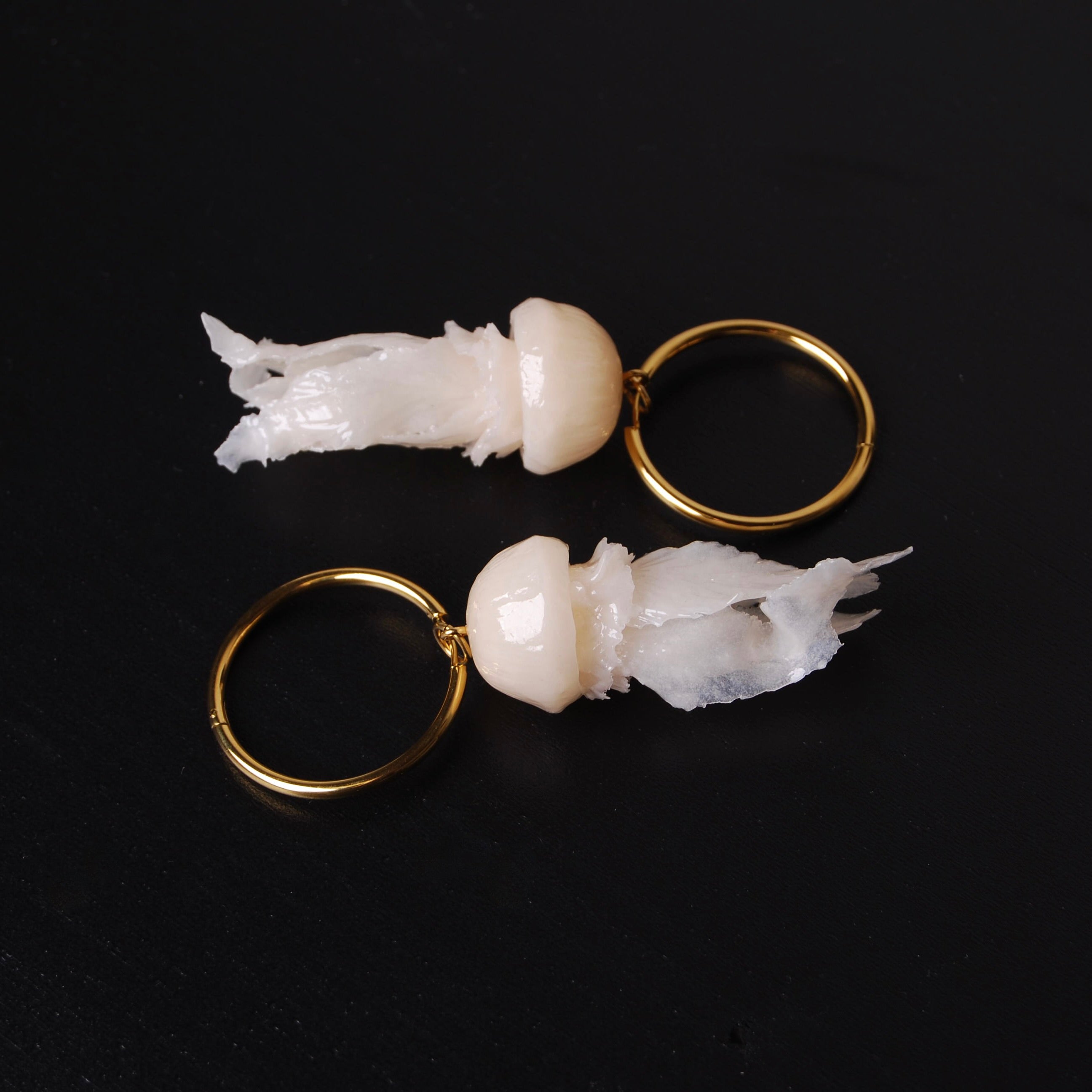 orecchini a cerchio grande con pendente medusa marina, vista dall'alto