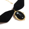 choker in velluto nero con pendente ovale con medusa, dettaglio ravvicinato del pendente