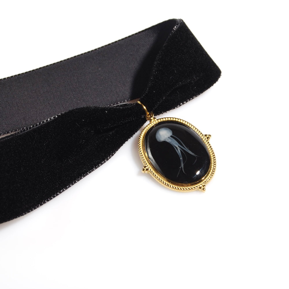choker in velluto nero con pendente ovale con medusa, dettaglio del pendente