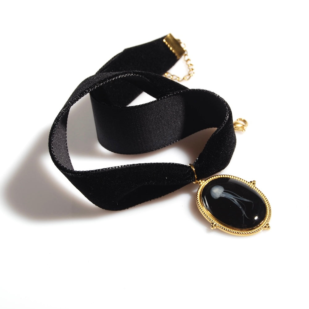 choker in velluto nero con pendente ovale con medusa