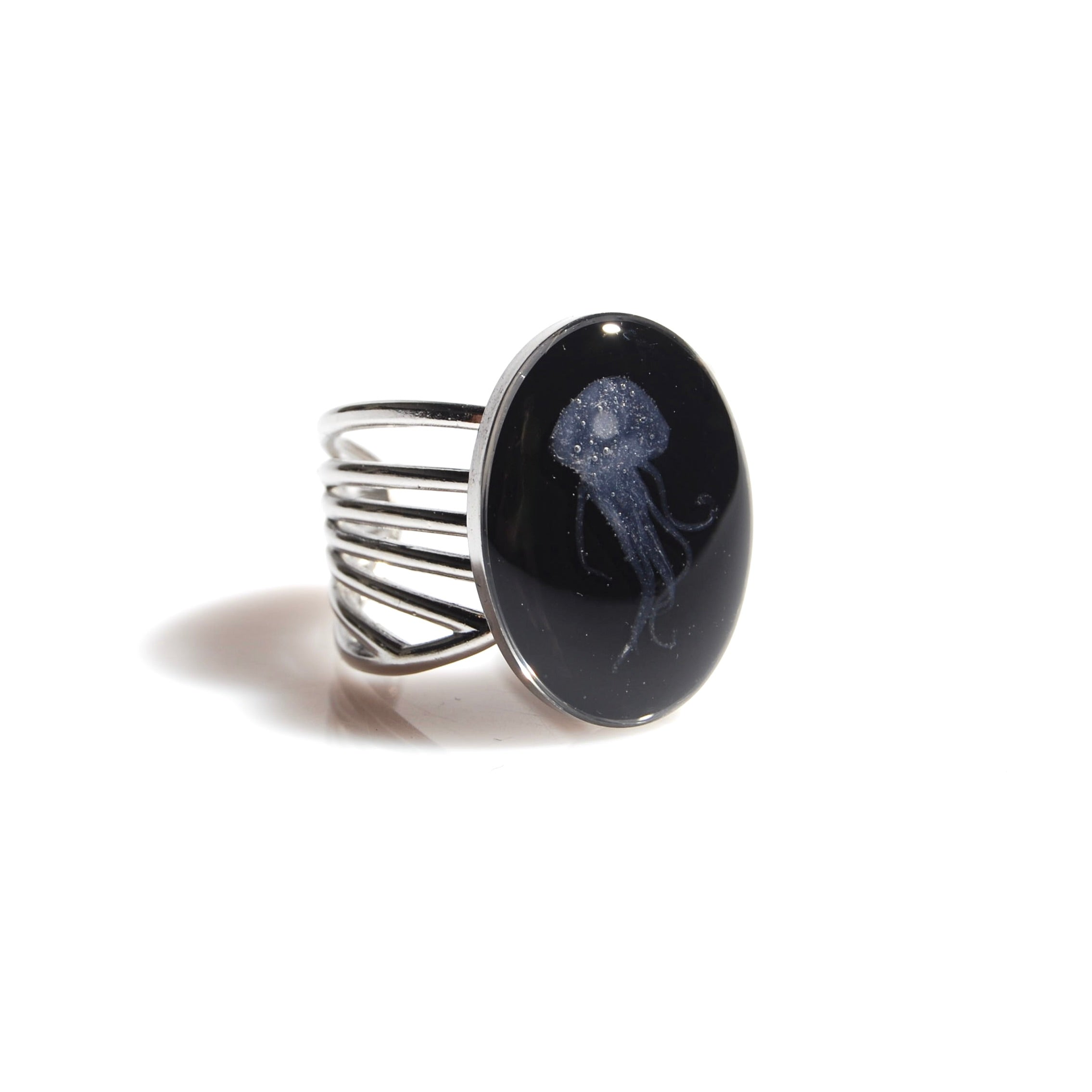 Anello base multipla con ovale con micro medusa, vista 3/4