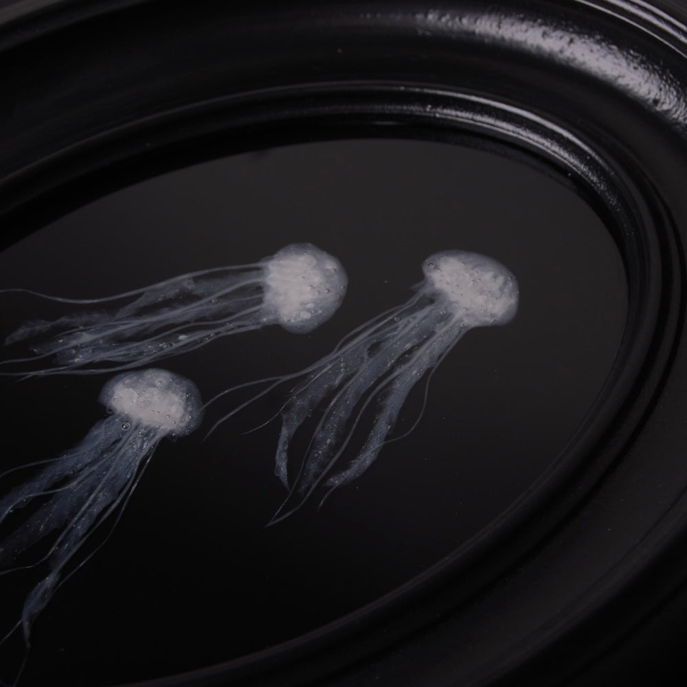 quadretto ovale con meduse sotto resina, particolare delle meduse