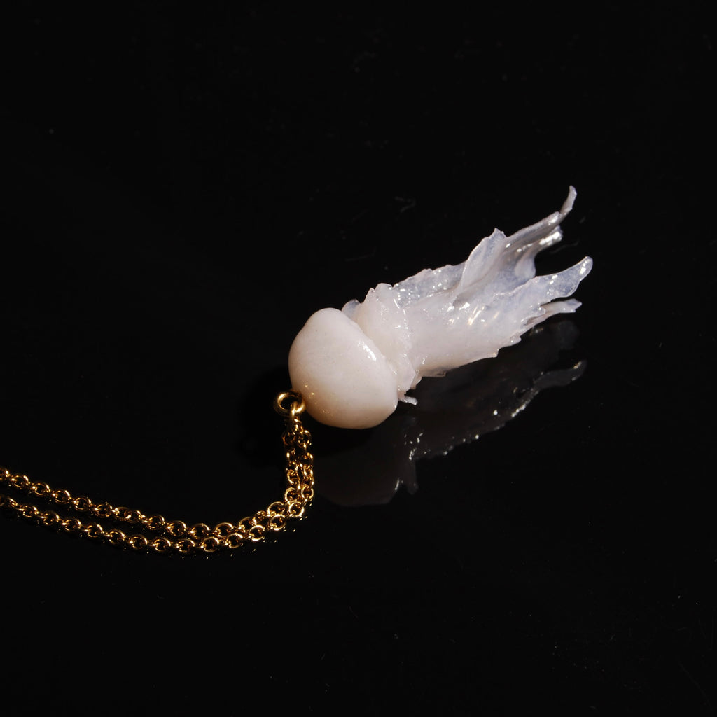 collana catena sottile con pendente medusa marina, particolare della testa