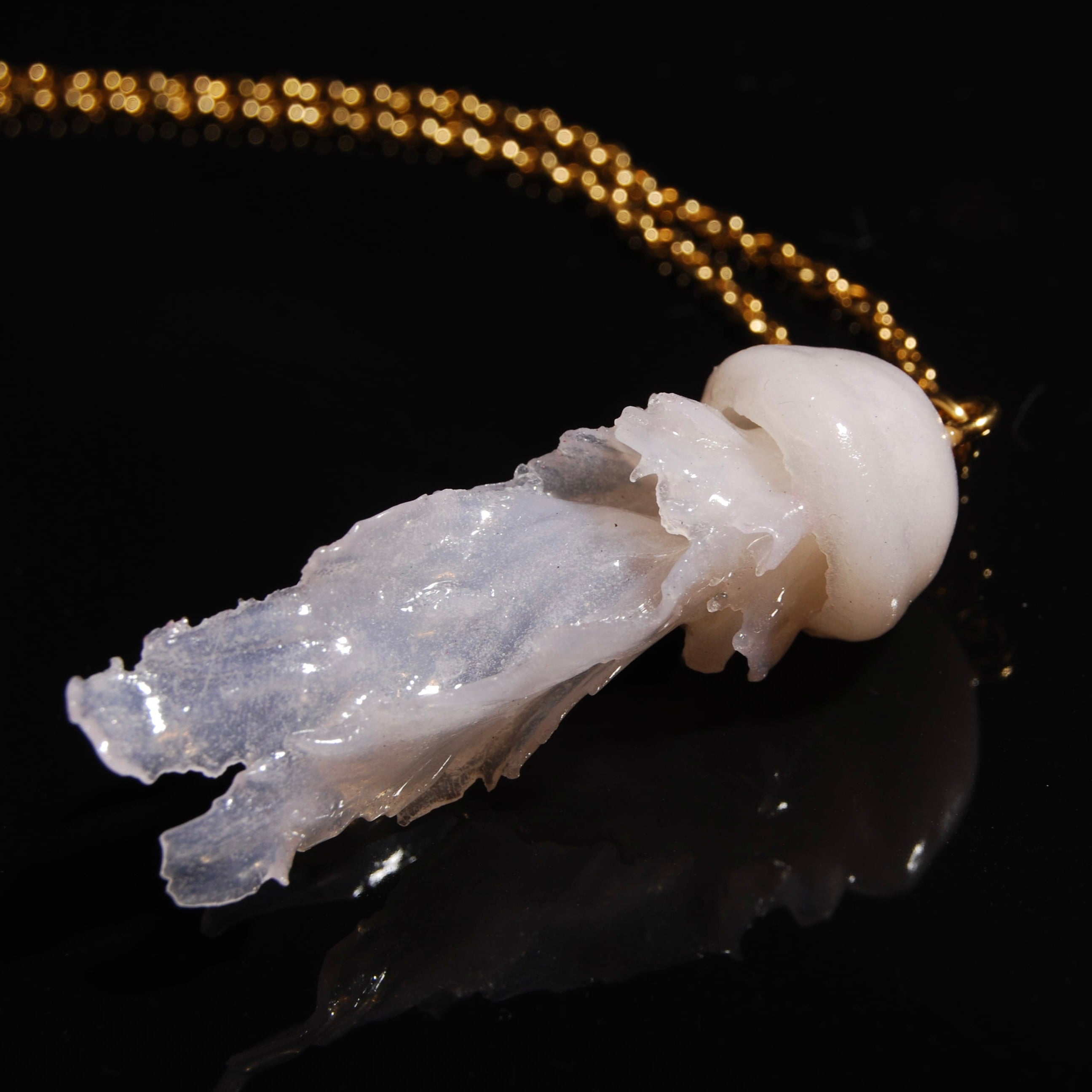 collana catena sottile con pendente medusa marina, particolare dei tentacoli