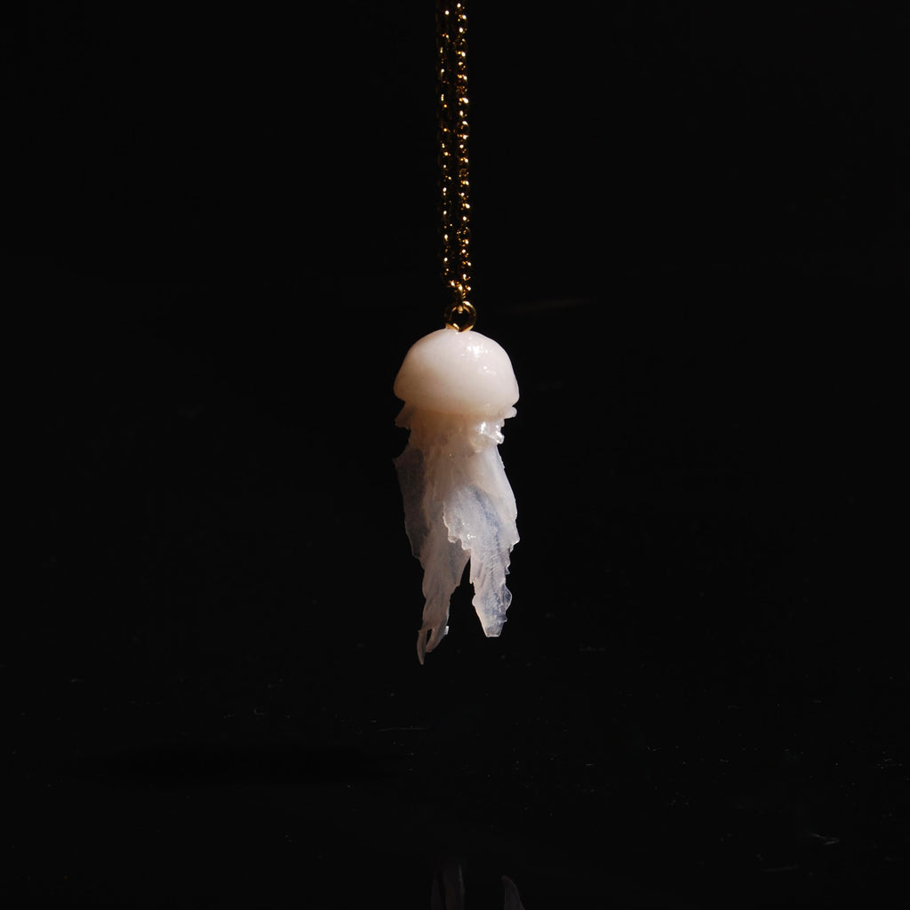 collana catena sottile con pendente medusa marina, su sfondo nero