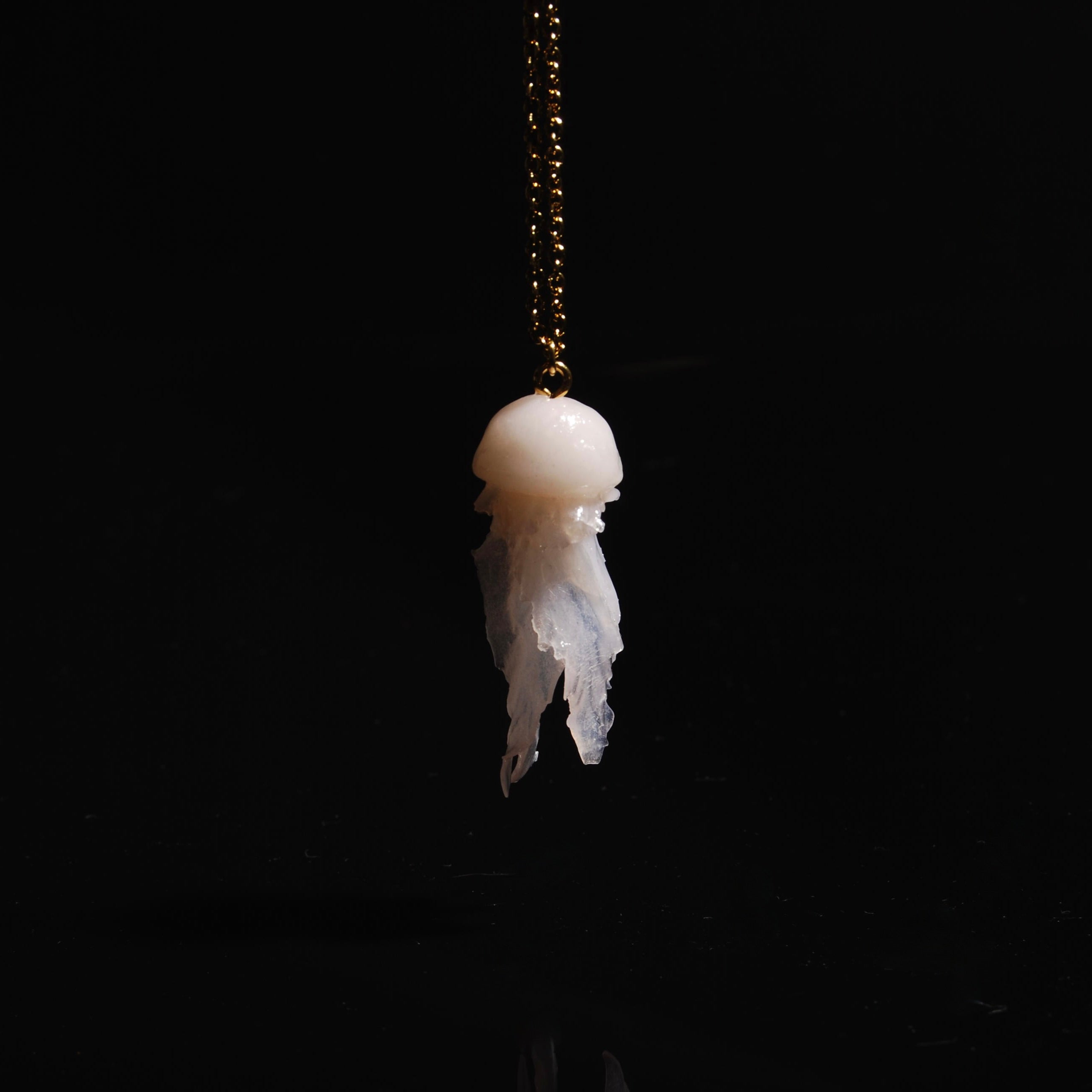 collana catena sottile con pendente medusa marina, su sfondo nero