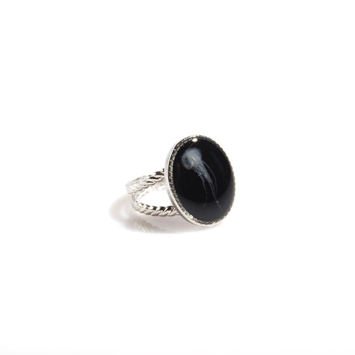 anello ovale con piccola medusa inglobata sotto resina