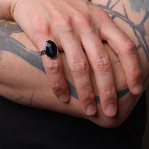 anello ovale con piccola medusa inglobata sotto resina, dettaglio indossato
