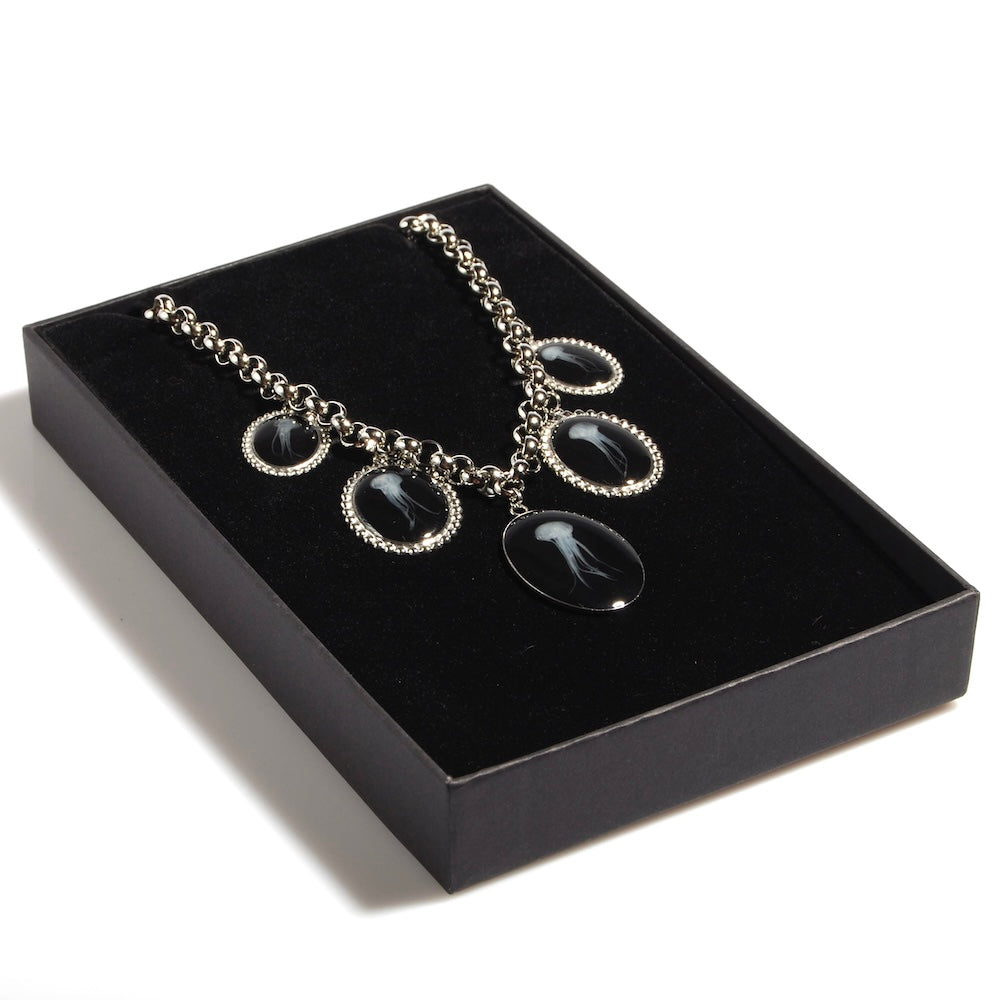 collana con 5 pendenti cammeo medusa marina dentro ad una scatolina nera