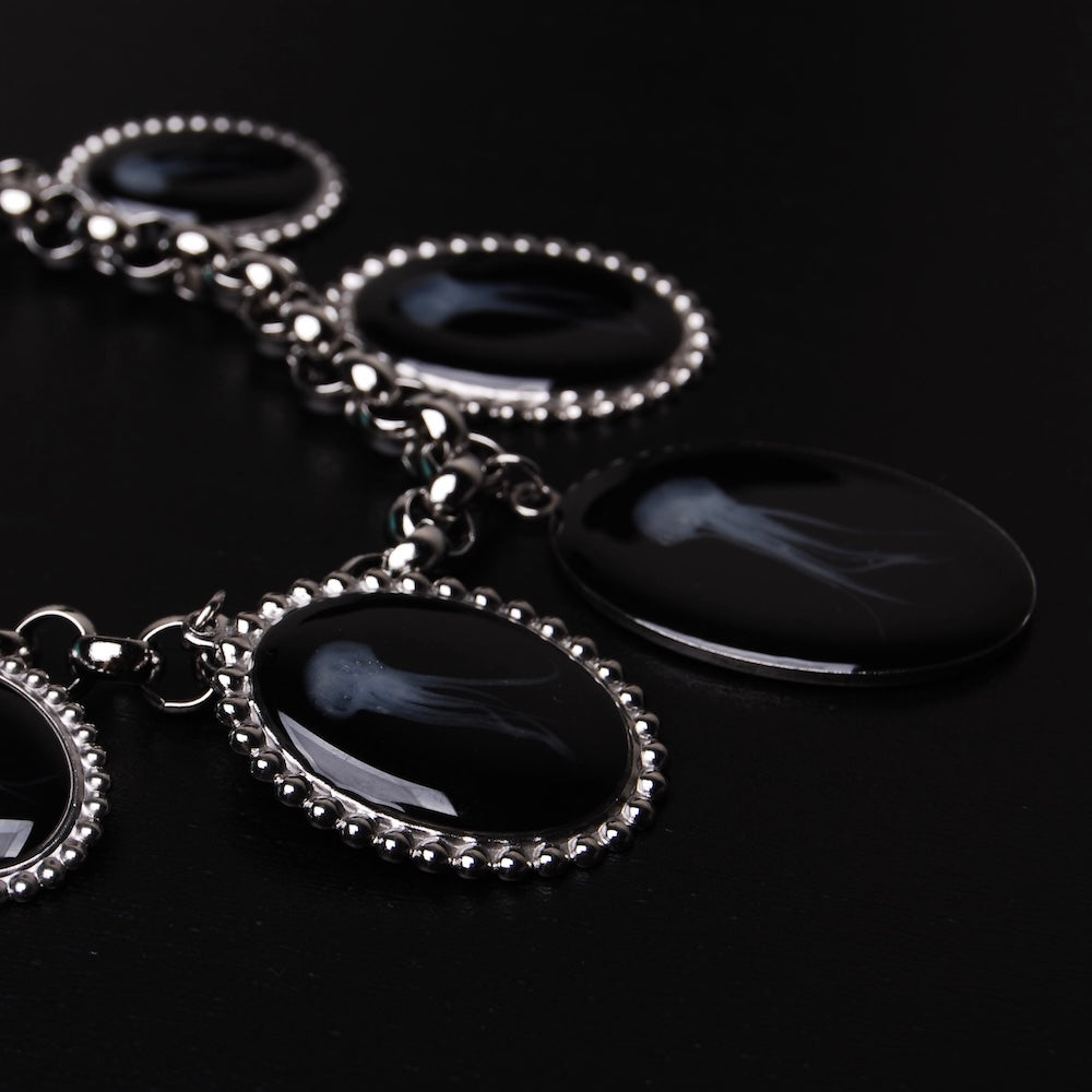 collana con 5 pendenti cammeo medusa marina, vista laterale dei pendenti