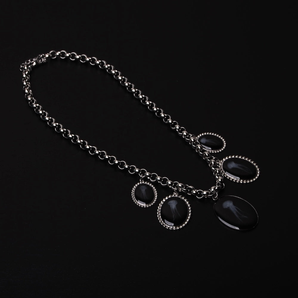 collana con 5 pendenti cammeo medusa marina, vista 3/4 dall'alto
