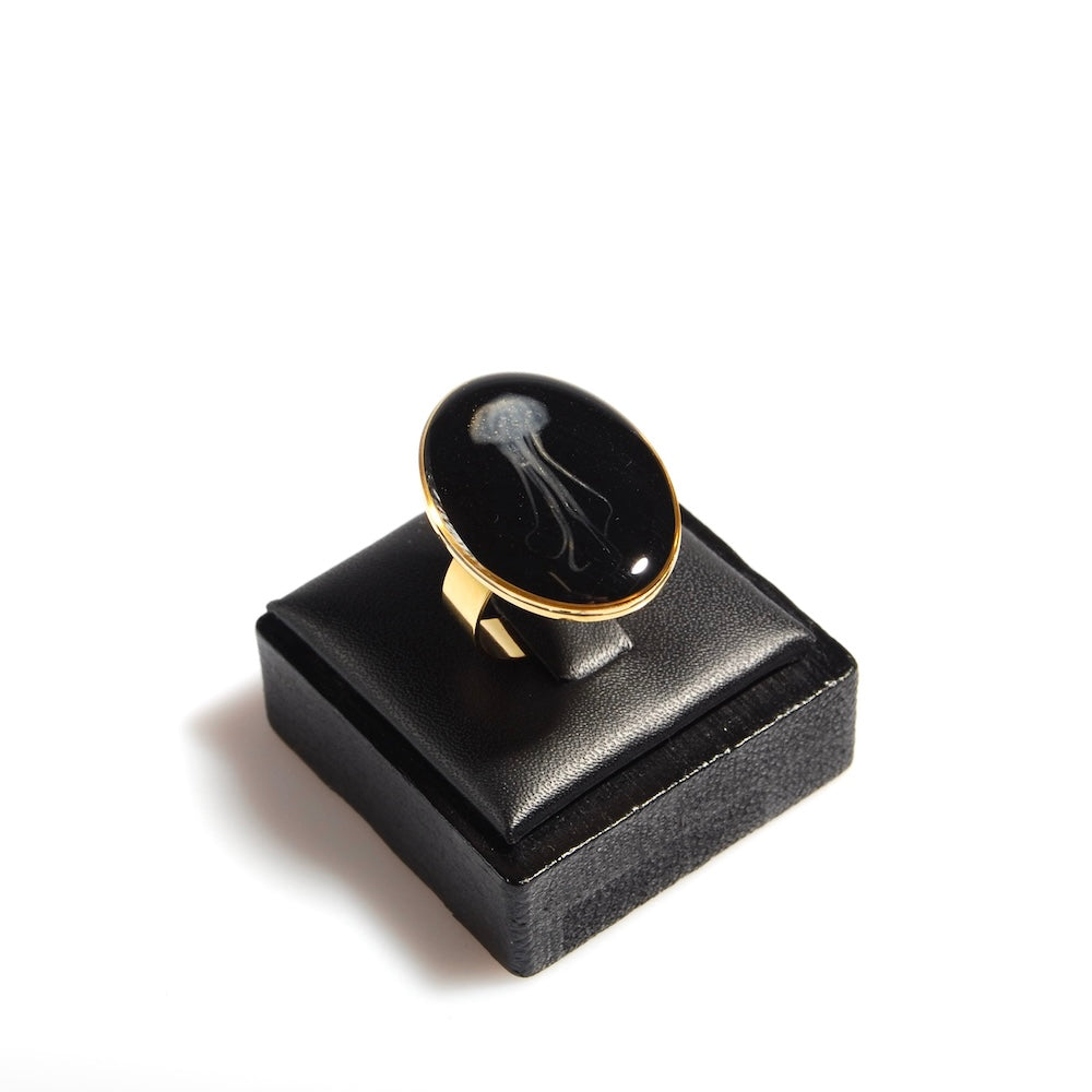 anello ovale con medusa marina inglobata sotto resina su porta anelli