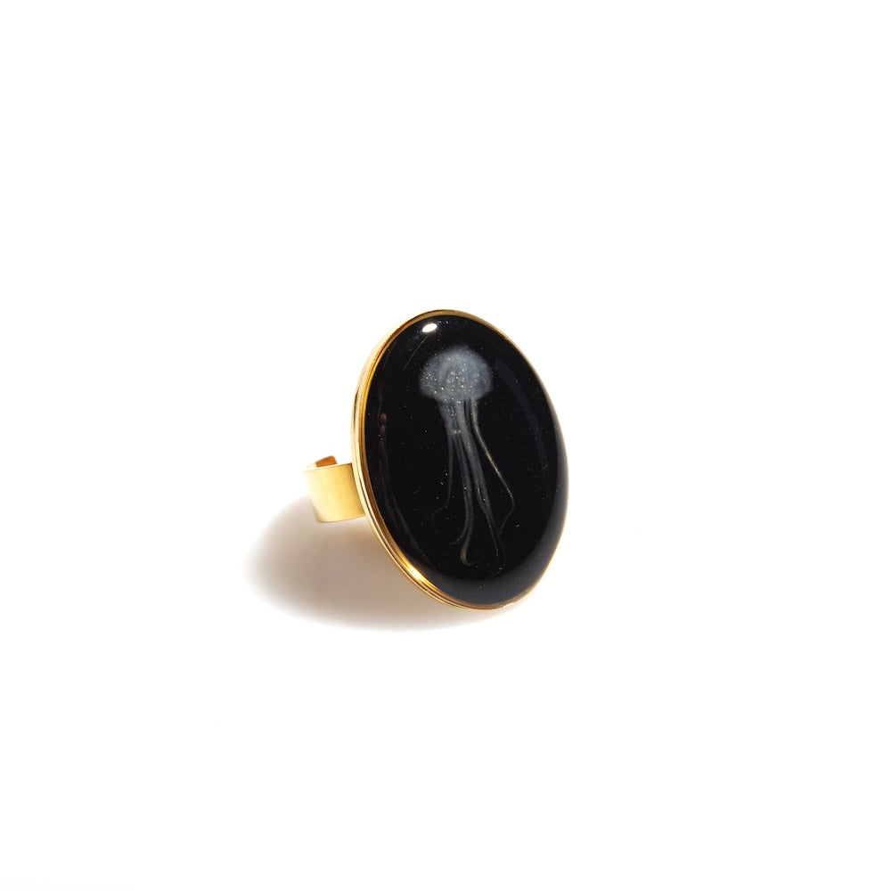 anello ovale con medusa marina inglobata sotto resina