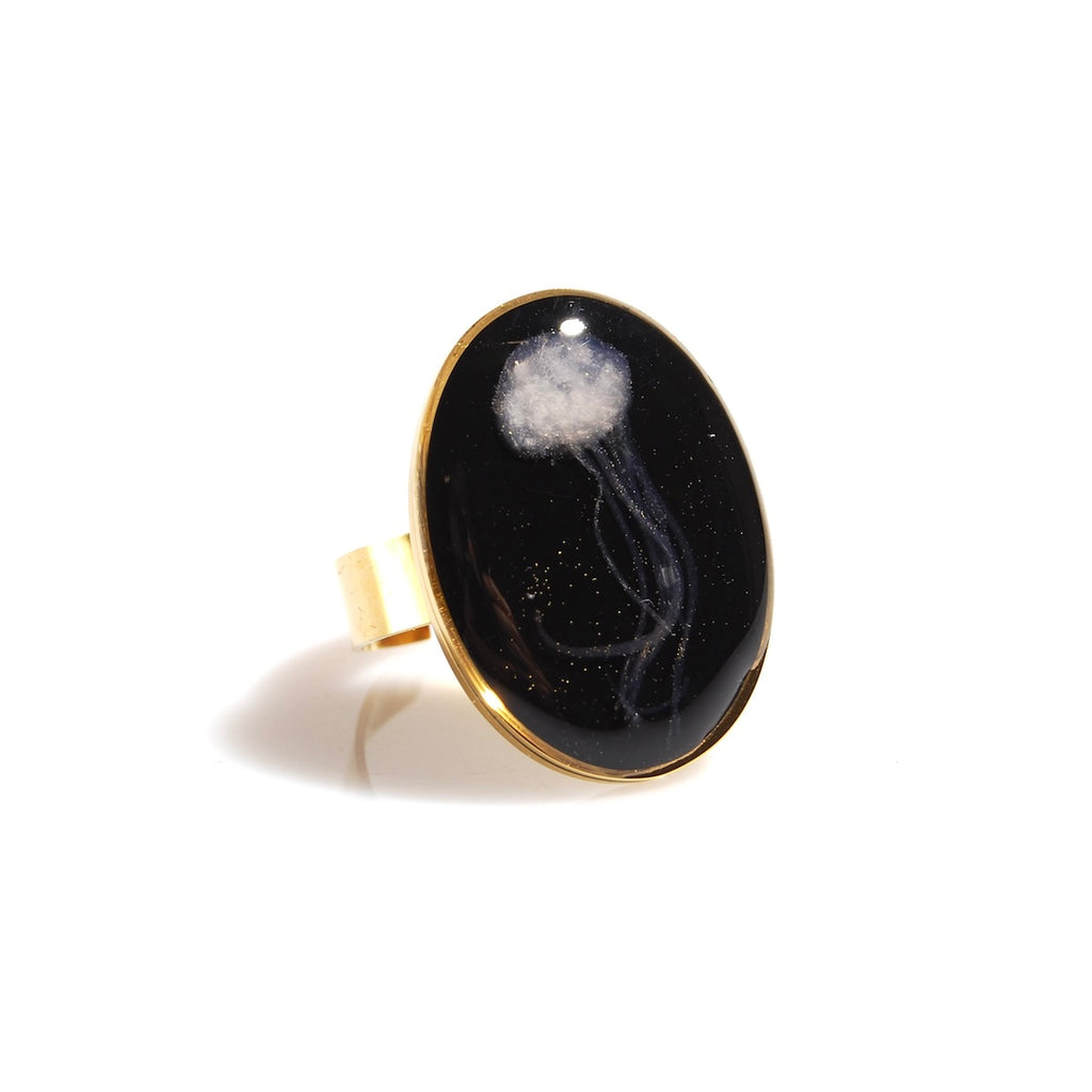 anello ovale con micro medusa, vista 3/4