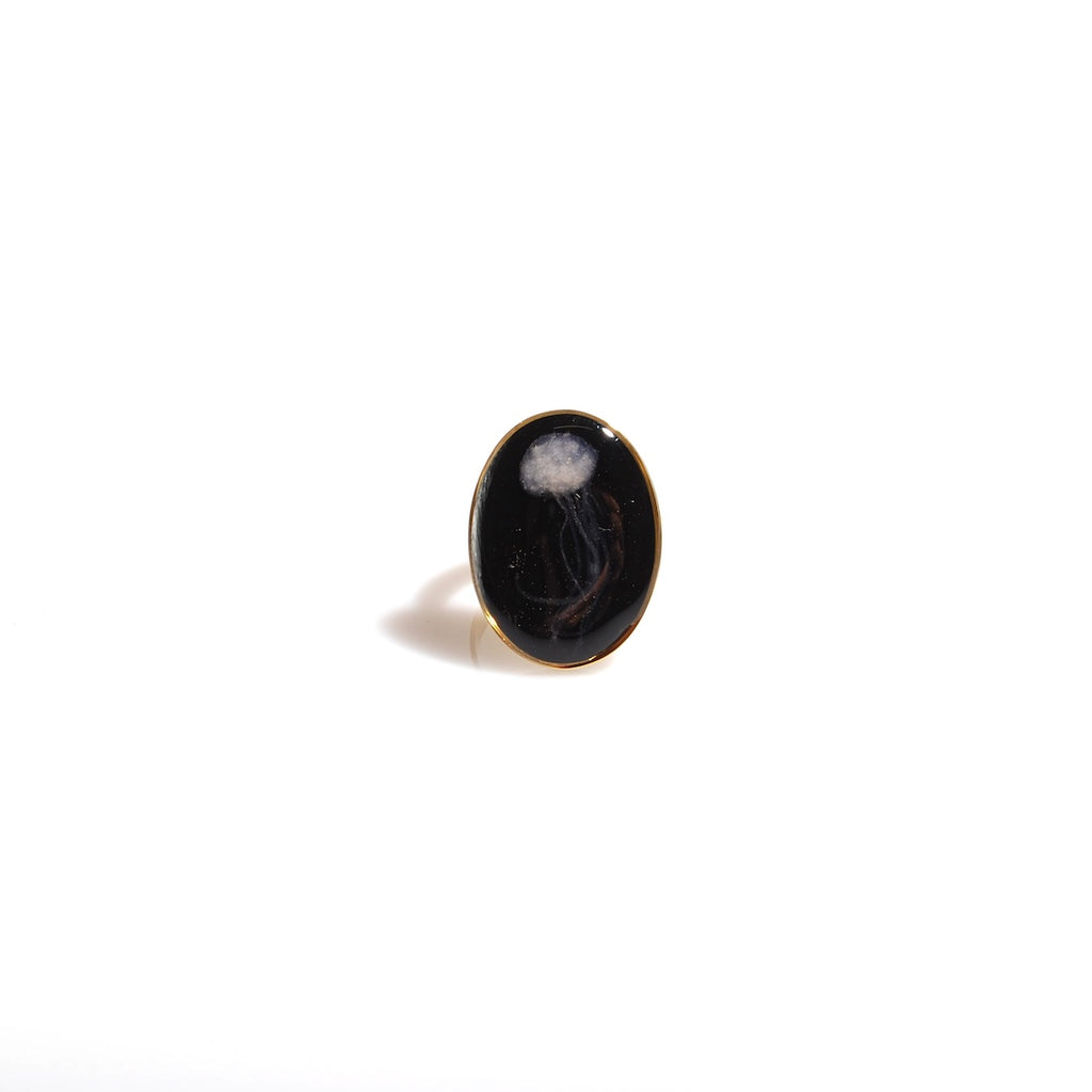 anello ovale con micro medusa, vista frontale