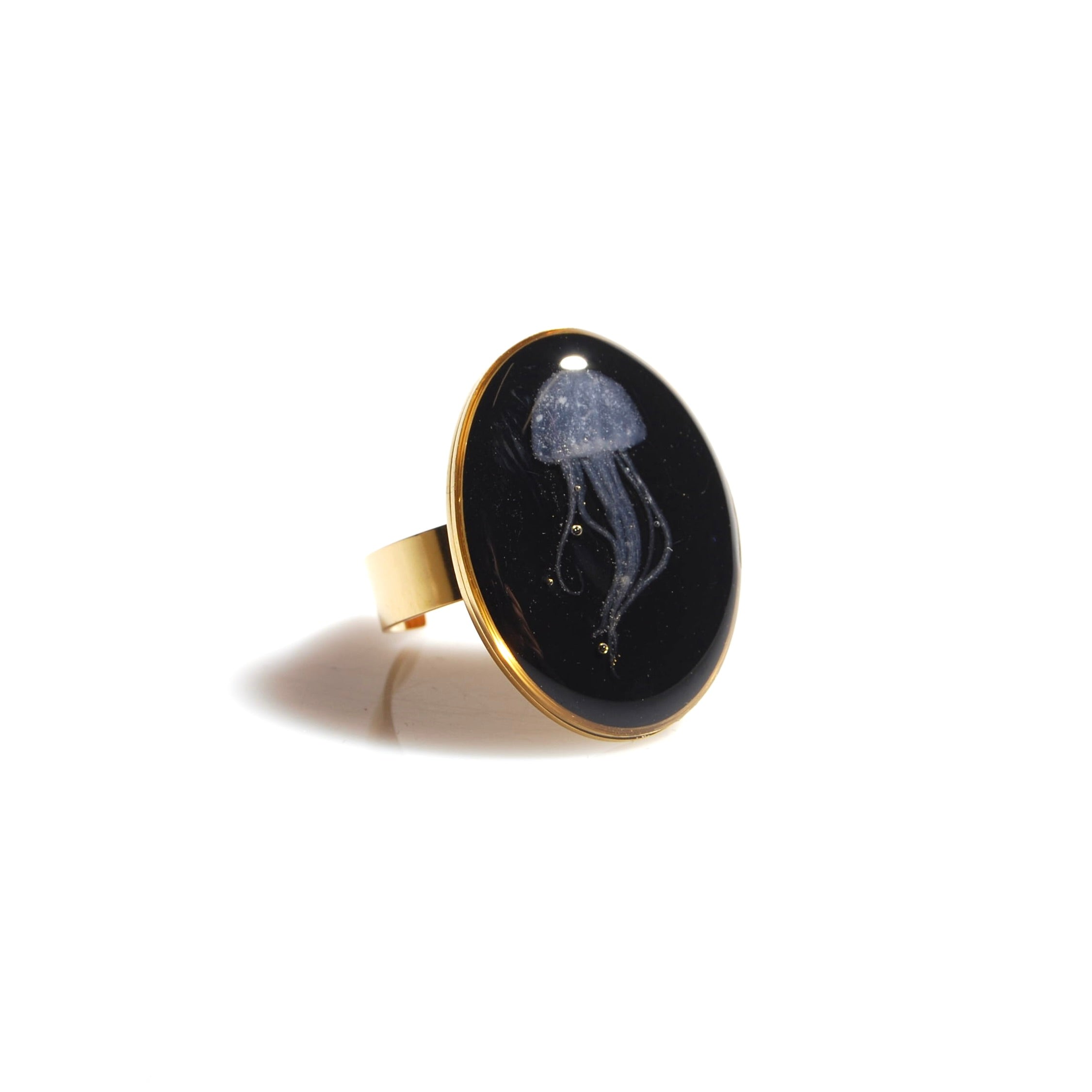 anello ovale con micro medusa, vista 3/4