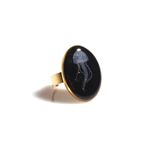 anello ovale con micro medusa, vista 3/4