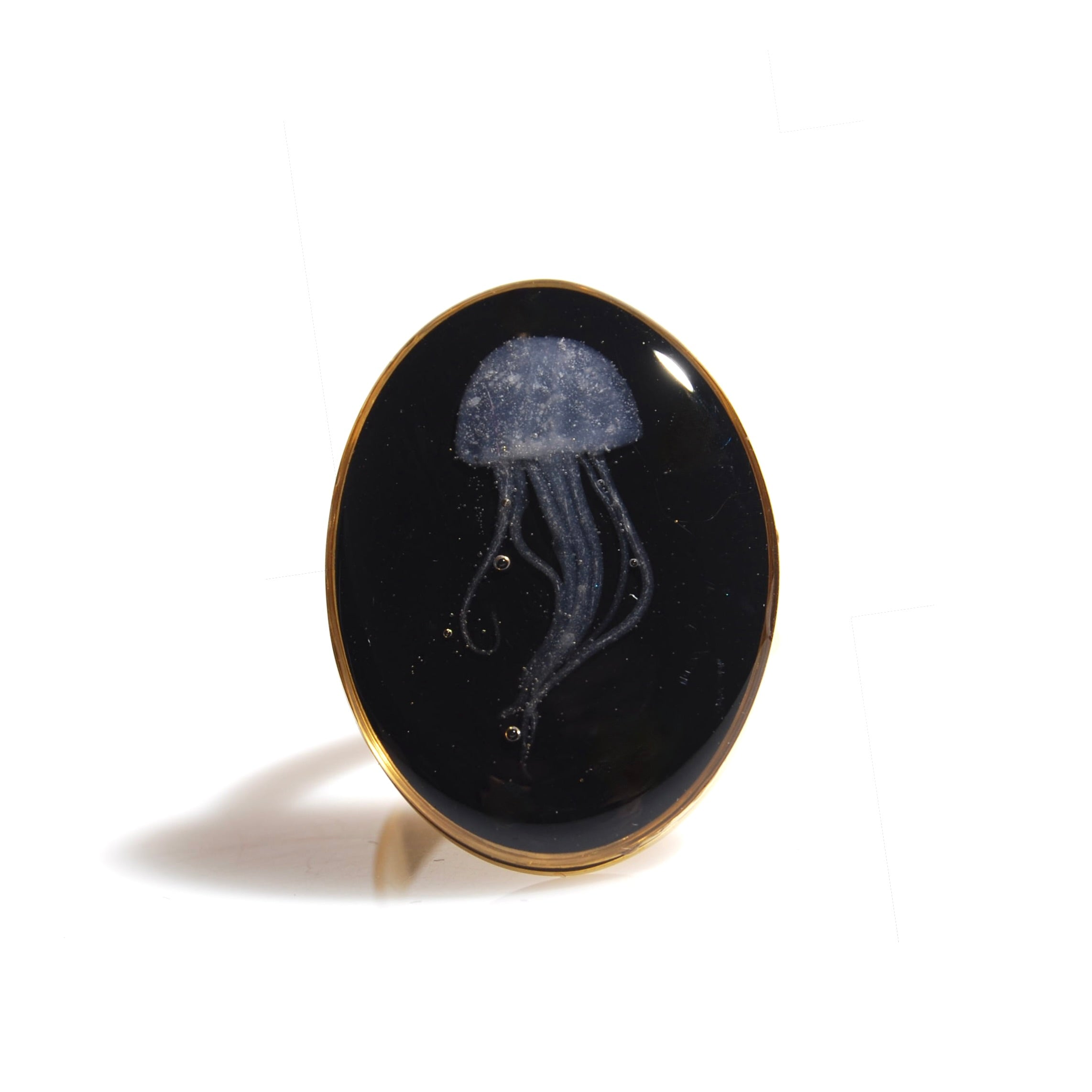 anello ovale con micro medusa, primo piano frontale