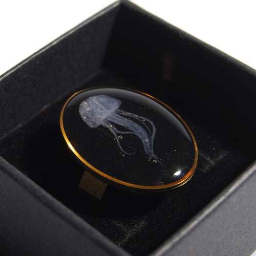 anello ovale con micro medusa dentro a una scatolina nera