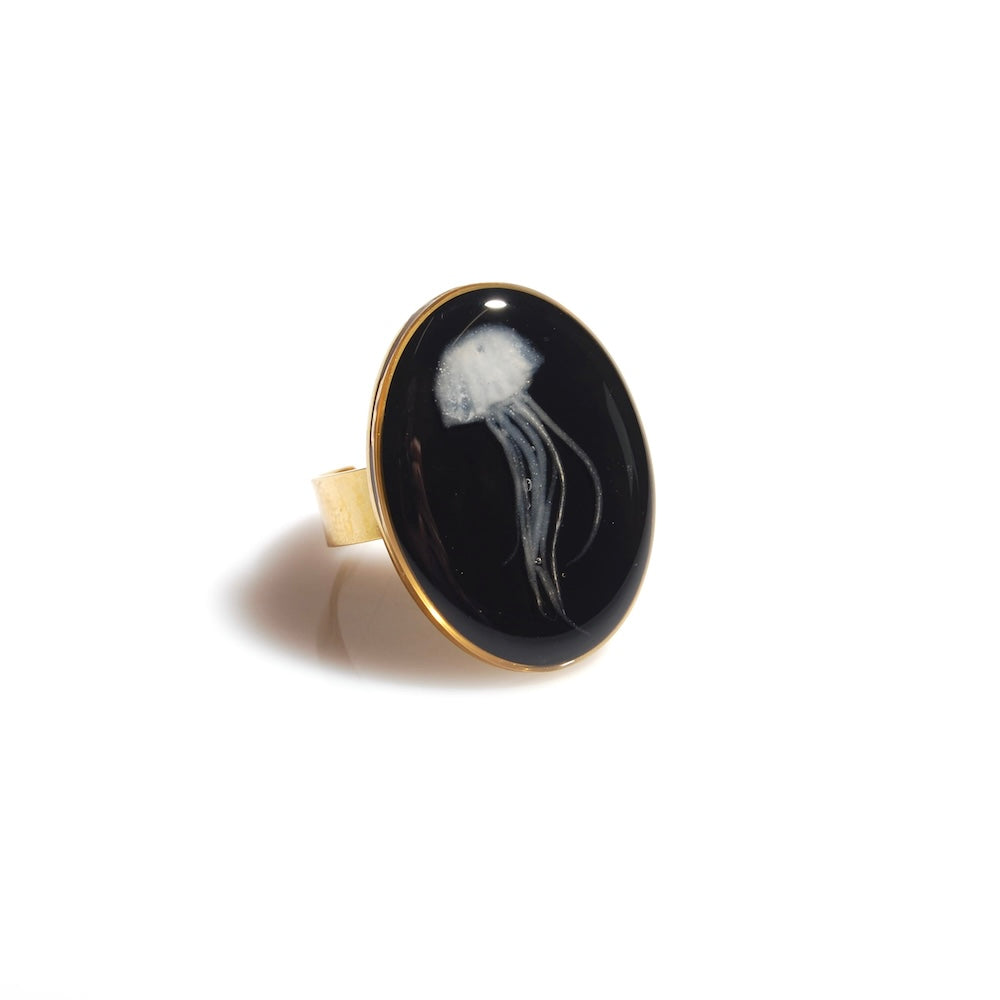 anello ovale con micro medusa ingobata sotto resina