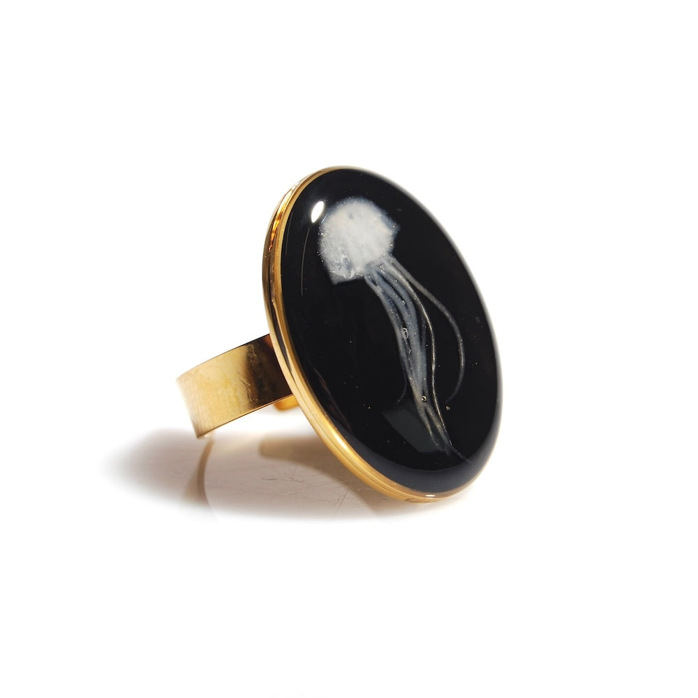 anello ovale con micro medusa ingobata sotto resina, vista 3/4