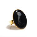anello ovale con medusa marina inglobata sotto resina