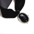 choker in velluto nero con pendente con medusa marina inglobata sotto resina