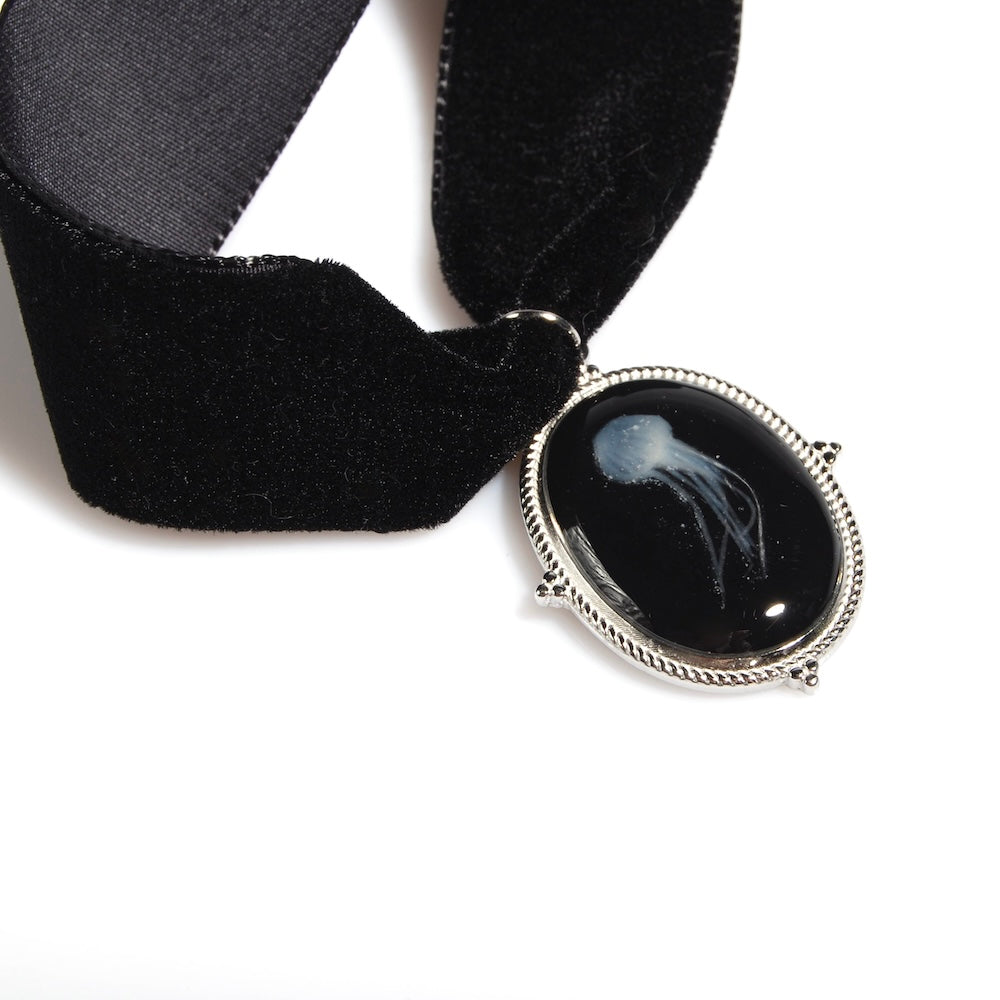 choker in velluto nero con pendente con medusa marina inglobata sotto resina